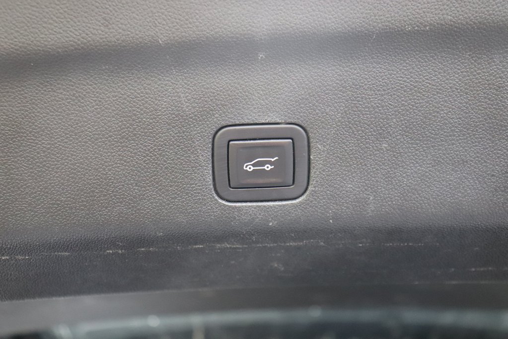 Used 2023 GMC Yukon XL Denali Ultimate AWD/4WD image 17