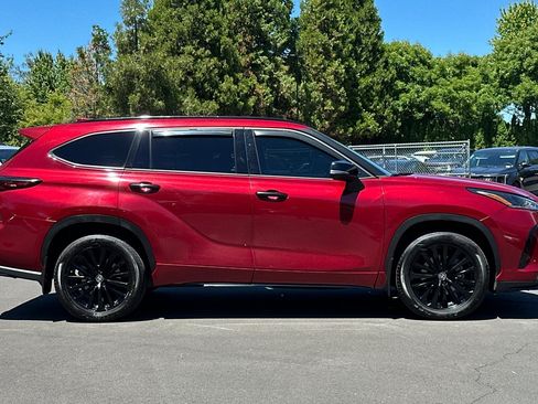 Used 2024 Toyota Highlander XSE AWD/4WD image 3