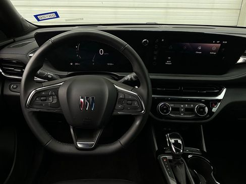 Used 2025 Buick Envista Sport Touring image 13