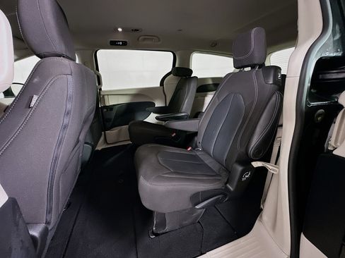 Used 2023 Chrysler Voyager LX image 25