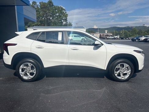Used 2024 Chevrolet Trax LS w/ LS Convenience Package image 3