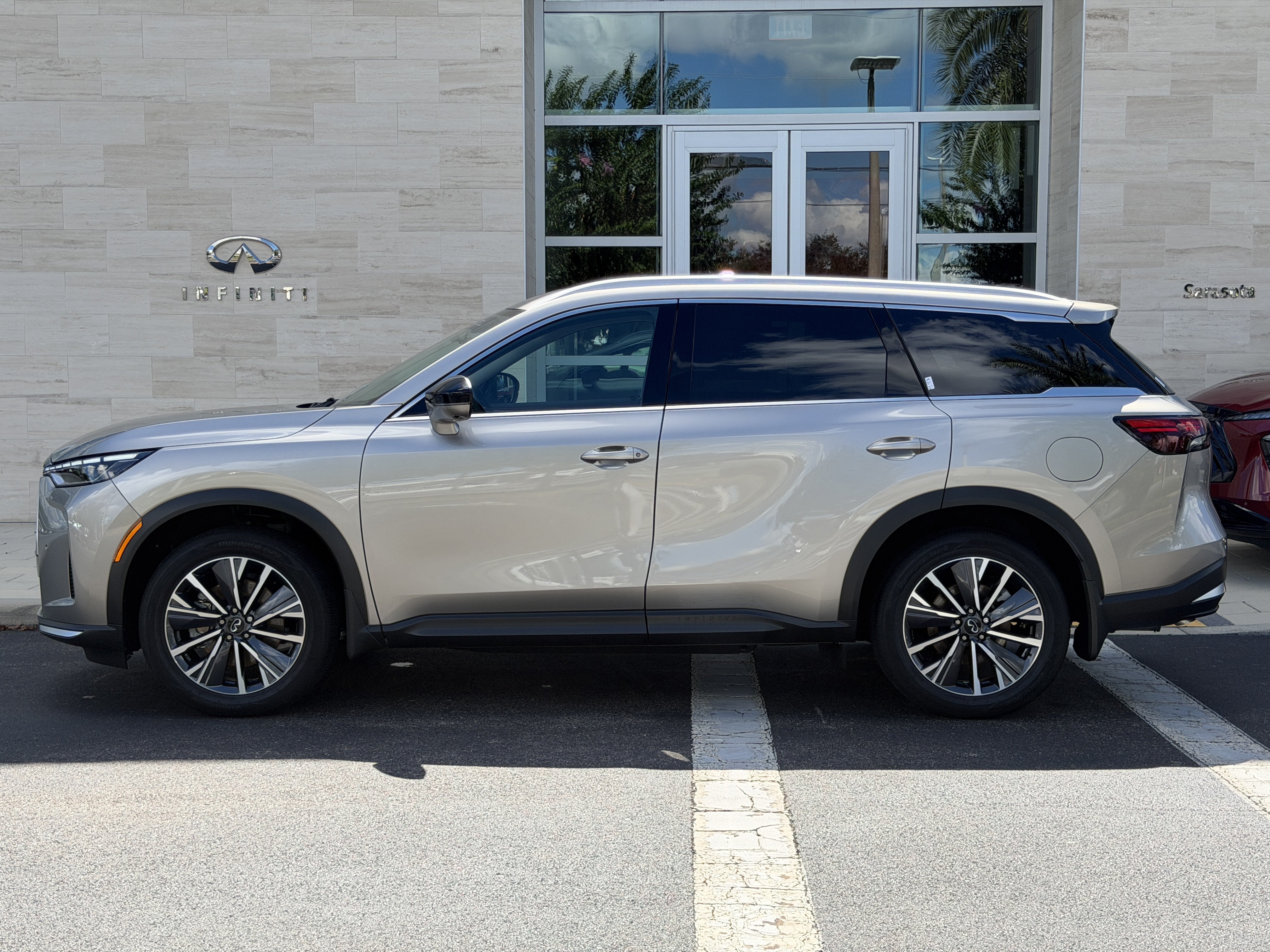 Certified 2027 INFINITI QX60 Luxe w/ Cargo Package FWD image 4