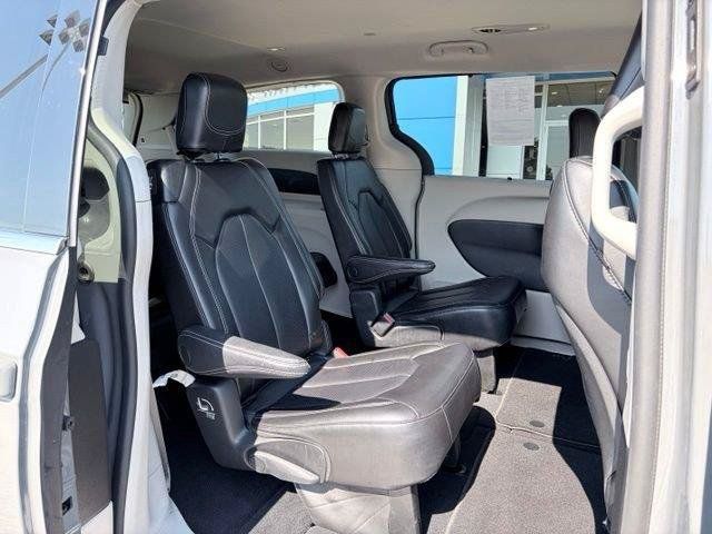 Used 2023 Chrysler Pacifica Touring-L FWD image 14
