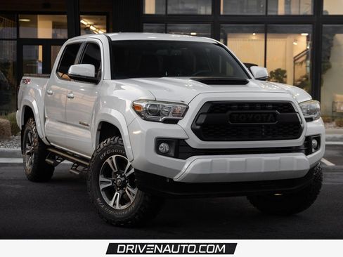 Used 2017 Toyota Tacoma TRD Sport image 1