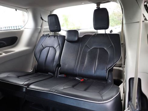 Used 2022 Chrysler Pacifica Limited FWD image 17