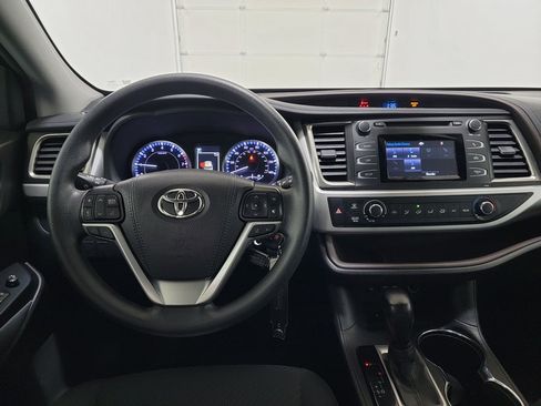 Used 2019 Toyota Highlander LE FWD image 12