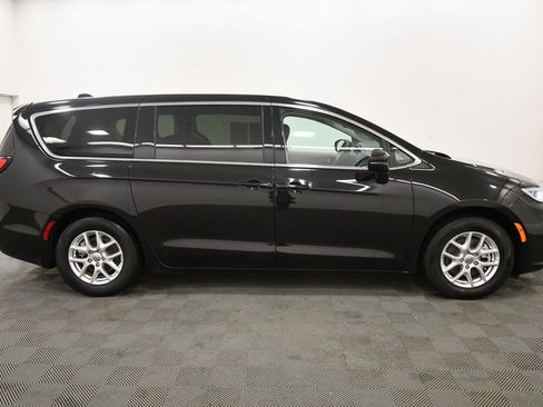 Used 2024 Chrysler Pacifica Touring-L image 9