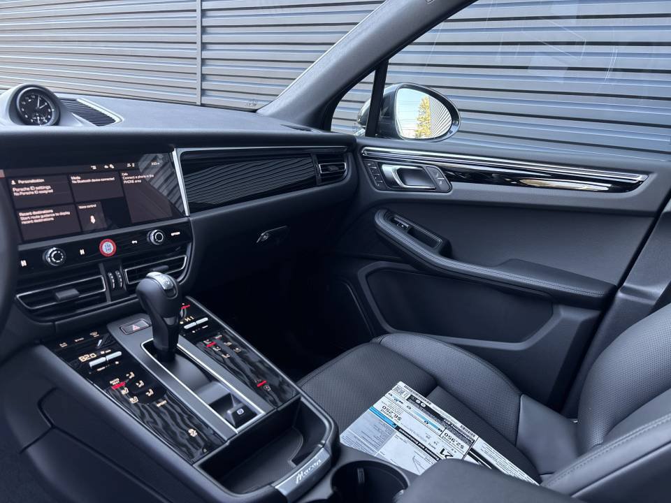 Certified 2026 Porsche Macan AWD/4WD image 15