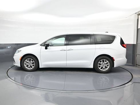 Used 2024 Chrysler Pacifica Touring-L FWD image 4