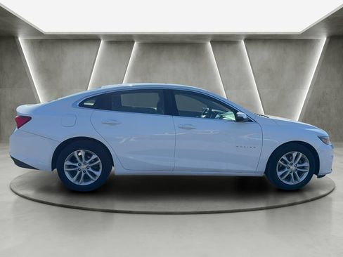 Used 2017 Chevrolet Malibu LT w/ Leather Package FWD image 8
