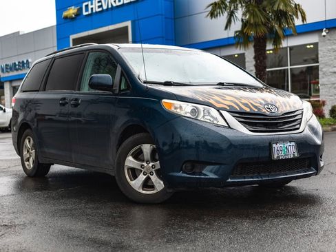 Used 2012 Toyota Sienna LE w/ Towing Pkg image 1