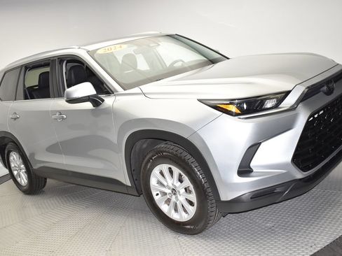 Used 2024 Toyota Grand Highlander AWD image 3