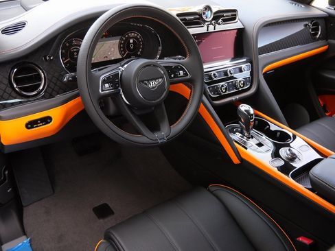 New 2025 Bentley Bentayga image 2