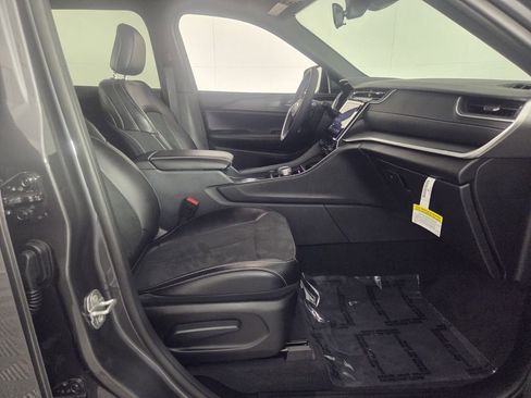 New 2025 Jeep Grand Cherokee Altitude image 23