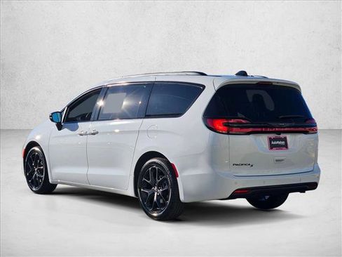 New 2026 Chrysler Pacifica Select image 9