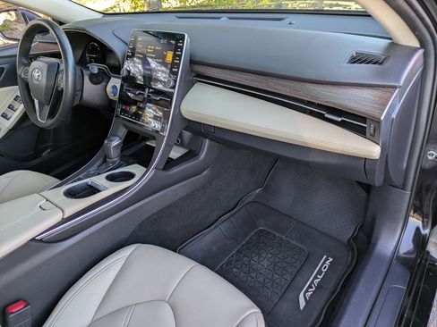 Used 2021 Toyota Avalon XLE image 18
