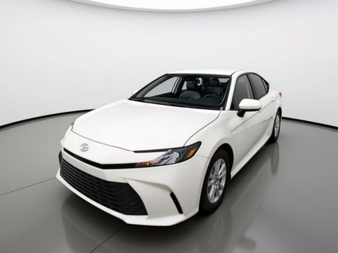 Used 2025 Toyota Camry LE image 3