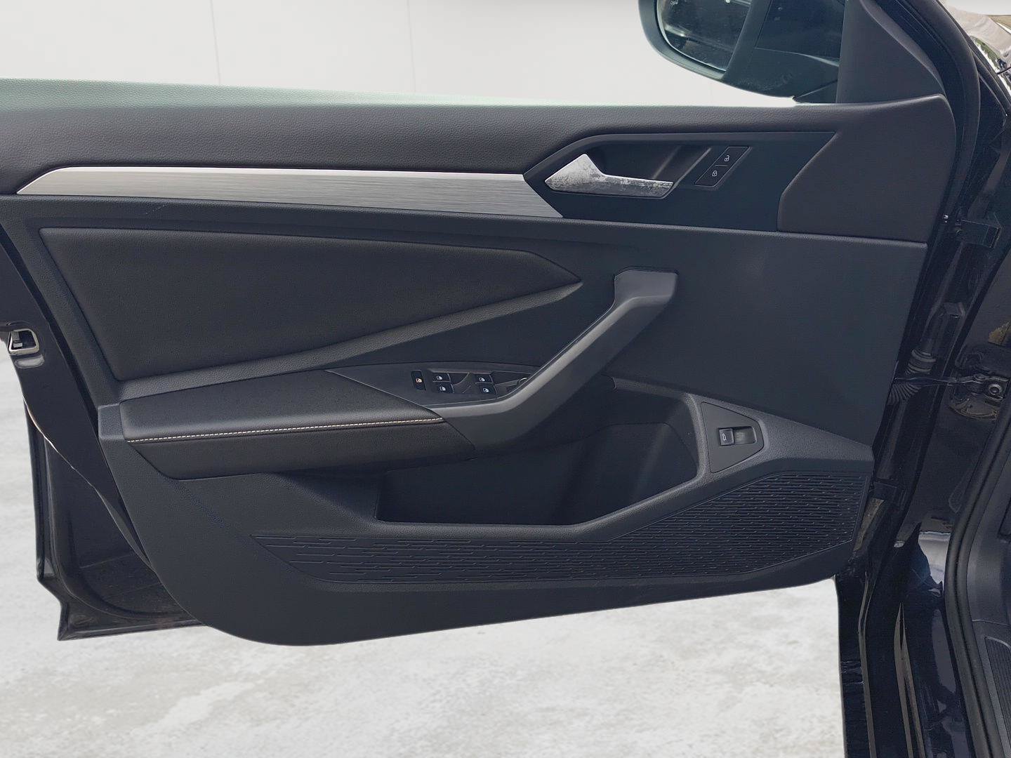 Used 2025 Volkswagen Jetta Sport FWD image 4