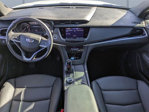 Used 2025 Cadillac XT6 Luxury image 17