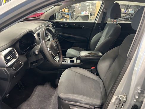 Used 2019 Kia Sorento L image 4