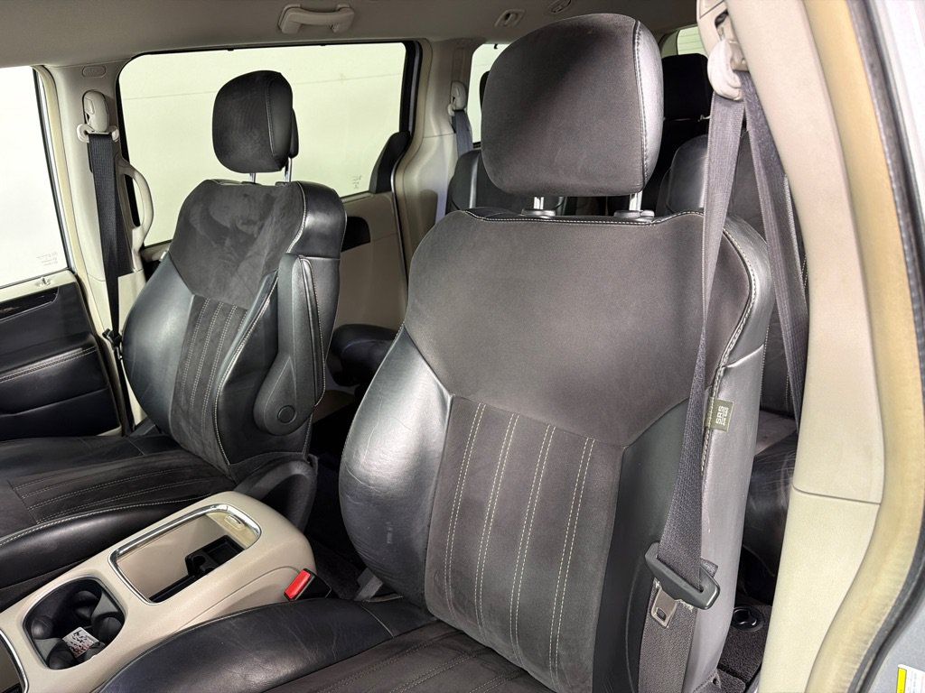 Used 2014 Chrysler Town & Country Touring-L FWD image 12