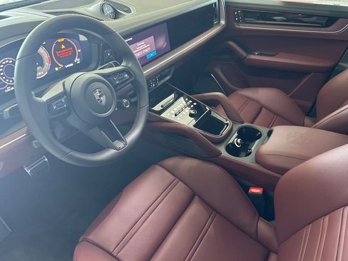 New 2025 Porsche Cayenne Turbo image 4