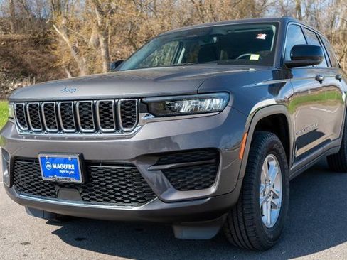 Used 2023 Jeep Grand Cherokee Laredo AWD/4WD image 2