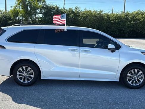 Used 2022 Toyota Sienna XLE image 10