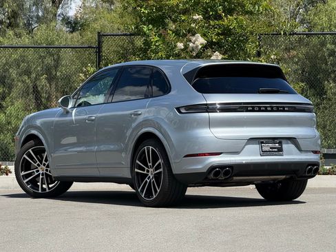 Certified 2025 Porsche Cayenne image 3