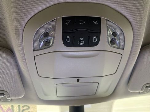 Used 2023 Chrysler Pacifica Touring-L image 16