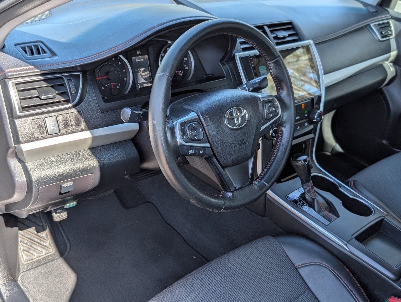 Used 2016 Toyota Camry SE w/ Moonroof Package FWD image 13