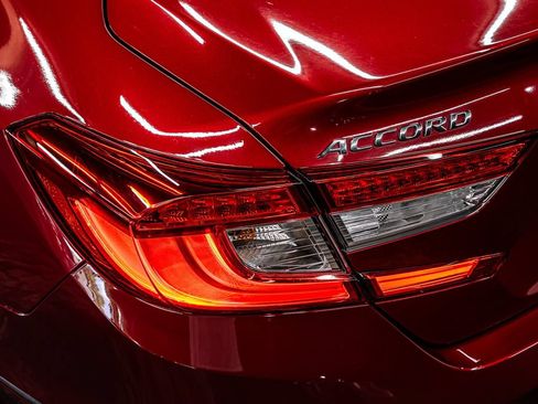 Used 2018 Honda Accord Touring image 14