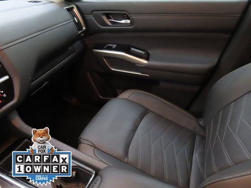 Used 2025 Nissan Pathfinder Platinum image 19