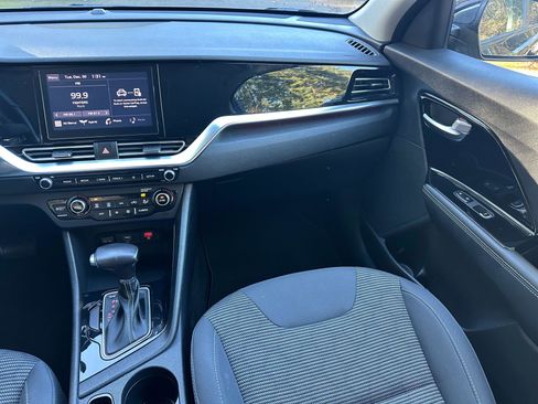 Used 2022 Kia Niro LXS image 18
