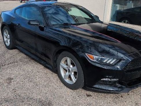 Used 2017 Ford Mustang Coupe image 4