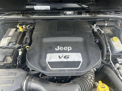 Used 2018 Jeep Wrangler Sahara w/ Connectivity Group AWD/4WD image 12