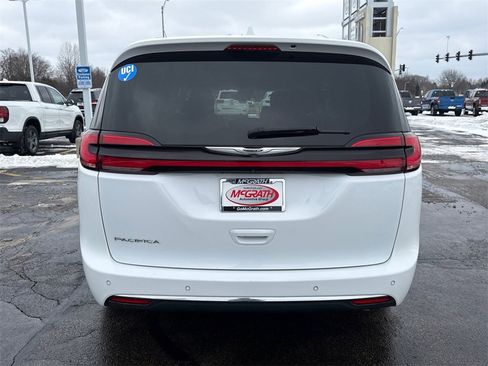 Used 2022 Chrysler Pacifica Touring-L w/ Uconnect Theater Family Group image 8