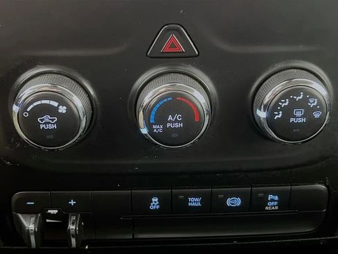 Used 2018 RAM 2500 Tradesman w/ Chrome Appearance Group AWD/4WD image 16