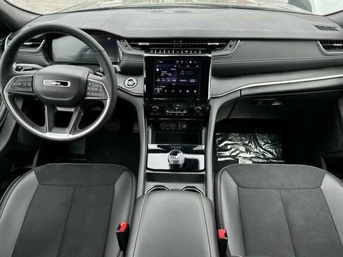 New 2024 Jeep Grand Cherokee Altitude image 13