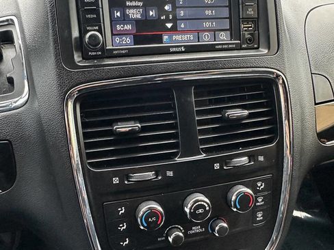 Used 2017 Dodge Grand Caravan SE image 17