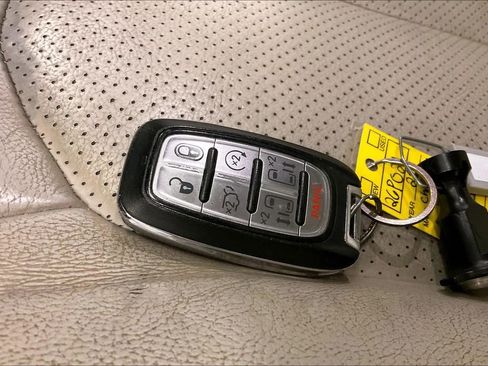 Used 2021 Chrysler Pacifica Touring-L w/ Uconnect Theater Family Group image 9