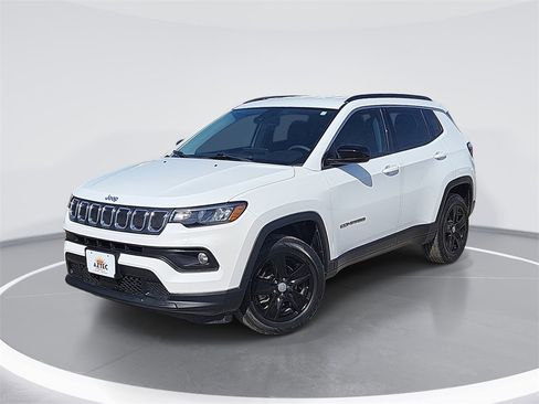 Used 2022 Jeep Compass Latitude image 1