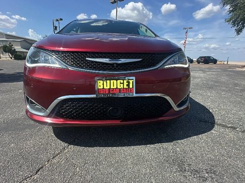 Used 2018 Chrysler Pacifica Limited w/ Tire & Wheel Group FWD image 9