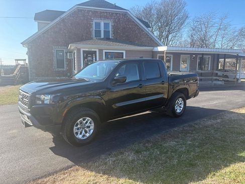 Used 2024 Nissan Frontier SV image 1