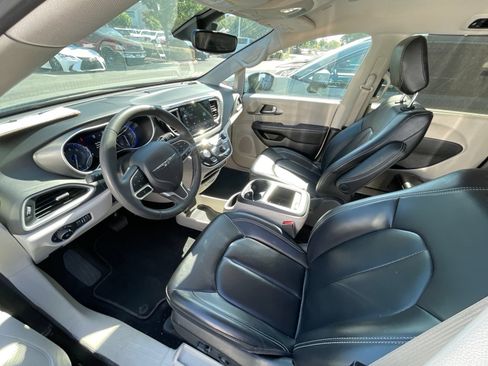 Used 2023 Chrysler Pacifica Touring-L FWD image 5