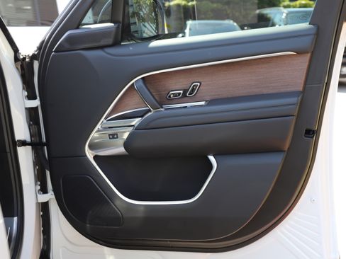 Certified 2025 Land Rover Range Rover SE AWD/4WD image 9