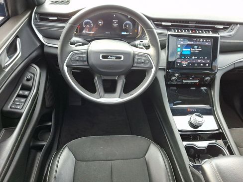 Certified 2023 Jeep Grand Cherokee Altitude image 11