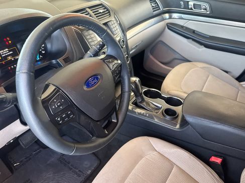 Used 2018 Ford Explorer XLT FWD image 11