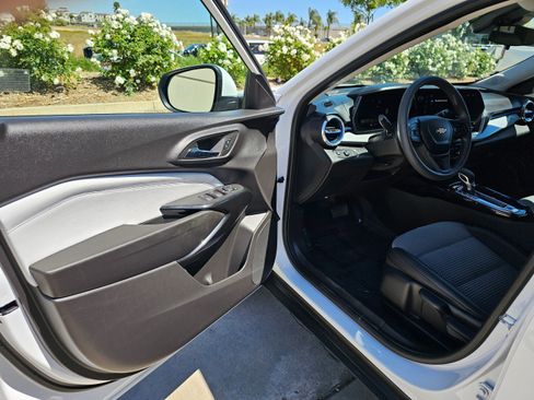 Used 2025 Chevrolet Trax LT image 15