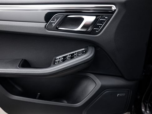 Certified 2022 Porsche Macan AWD/4WD image 20